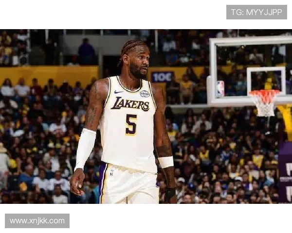 艾顿篮下封盖施罗德被判犯规引争议,裁判判罚引发热议